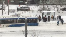 Los viajeros de un autobús ayudan a que este pueda arrancar tras quedar atrapado en la nieve