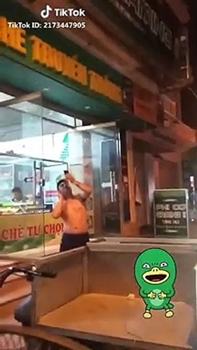 Người đàn ông bỏ nhậu, lao ra đường gọi cho vợ, nội dung cuộc