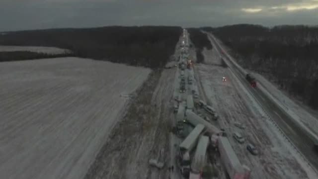 Accidente múltiple colapsa una autopista estadounidense en medio del temporal