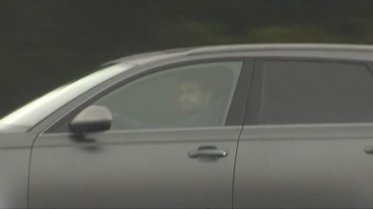 Piqué sufre un estiramiento externo de la rodilla derecha