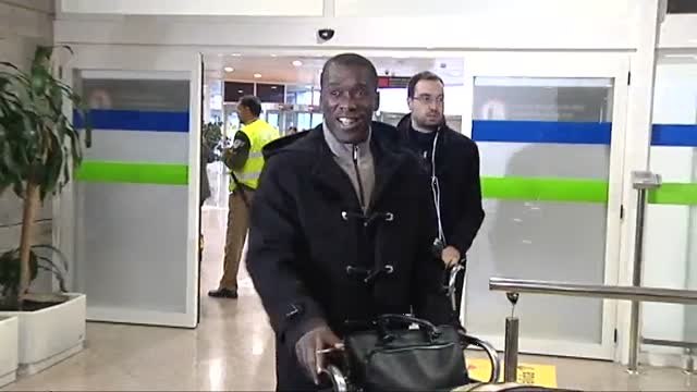 Seedorf aterriza en La Coruña dispuesto a tomar las riendas del Deportivo