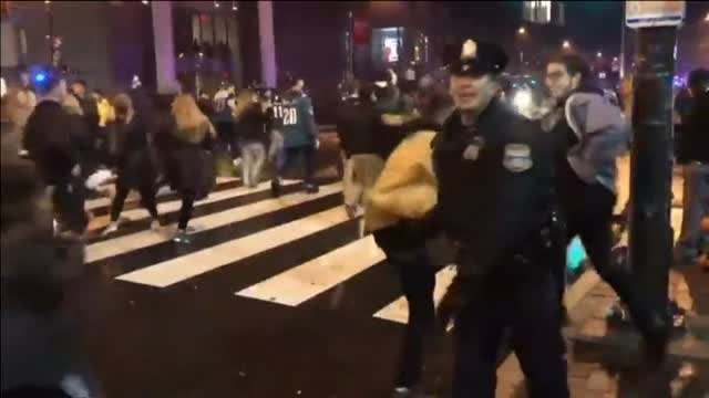 Una avalancha de aficionados de Los Eagles toma las calles tras ganar la Super Bowl