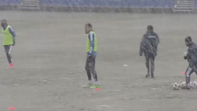 El Leganés entrena en Butarque con la misma nieve que sufrió en el Alfonso Pérez