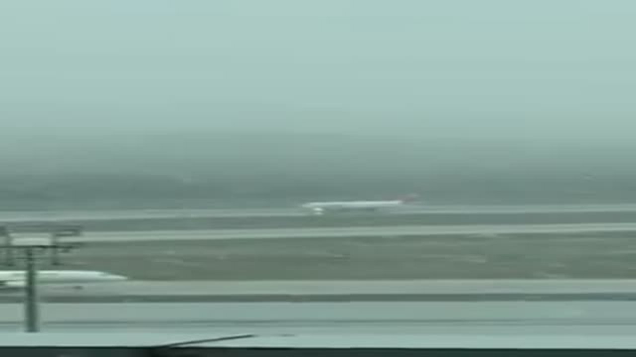 Los pasajeros graban los estragos de la nieve en el Aeropuerto Madrid-Barajas