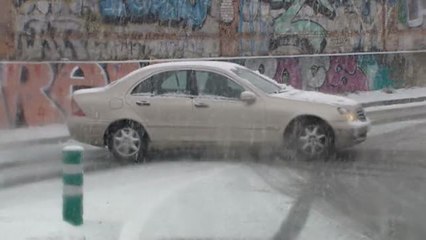 Download Video: La nieve complica la circulación en las carreteras de Madrid