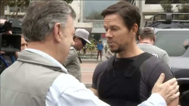 El presidente de Colombia visita al actor Mark Wahlberg durante el rodaje de su última película en Bogotá