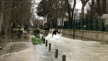 Aprovechan las inundaciones de París para hacer esquí acuático