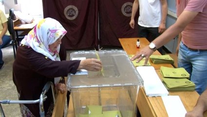 71 yaşındaki kadın oy kullanmaya yürüteç ile geldi