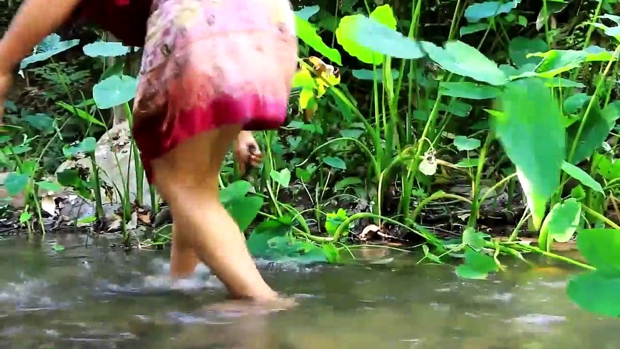 La technologie Primitive. Fille d'attraper le serpent, les cuisiniers et les mange
