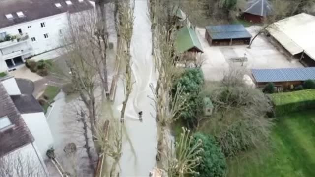 Adolescentes franceses 'surfean' las inundaciones del Sena