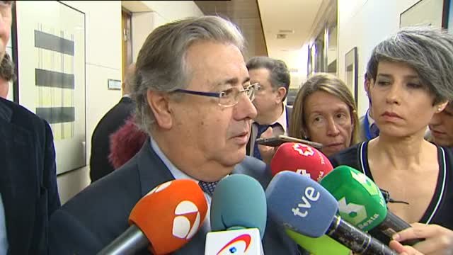 Zoido asegura que los mensajes de Puigdemont demuestran que ha fracasado el esperpento