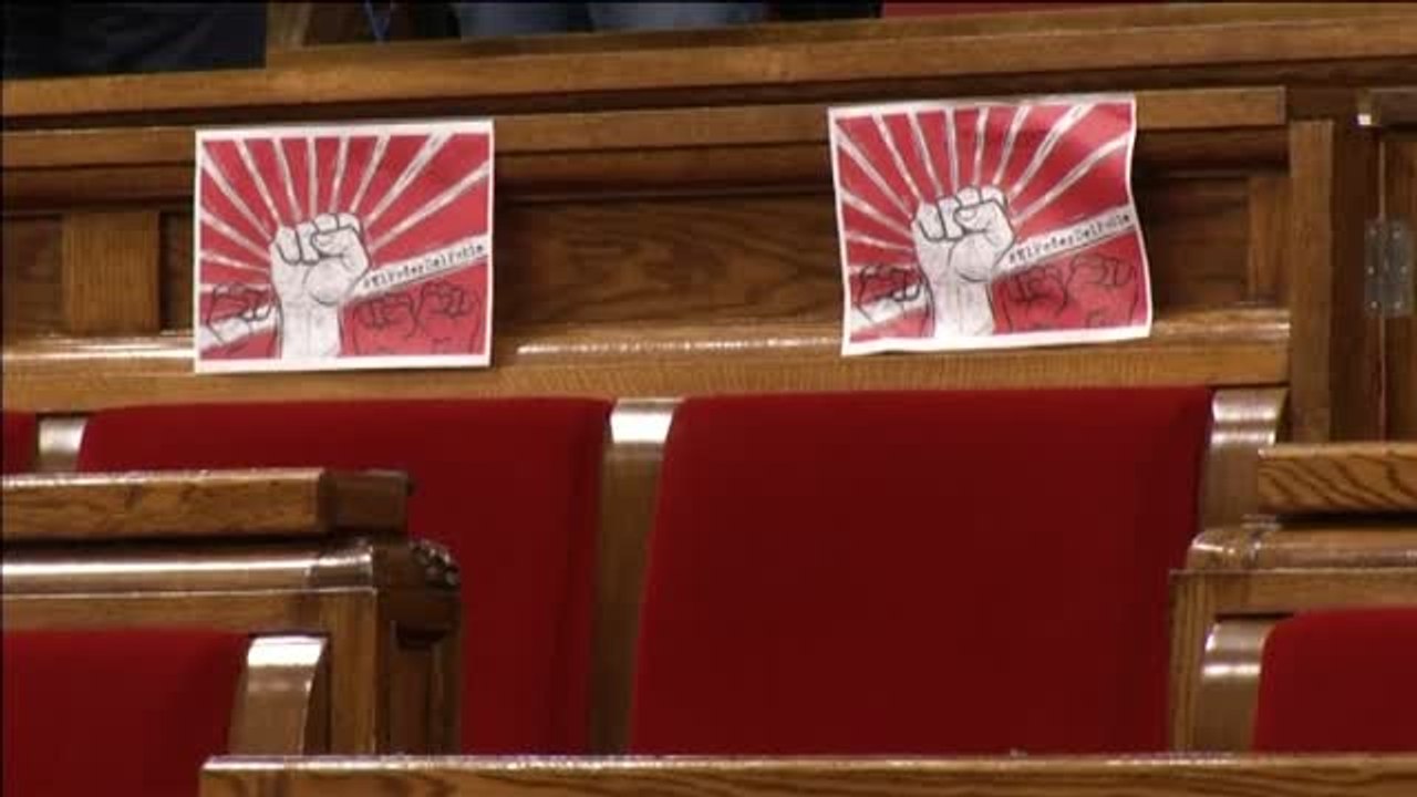 La CUP protesta desde sus escaños por la no celebración del pleno de investidura