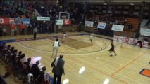 Espectacular canasta a escasos segundos del final de un partido de baloncesto de High School en EEUU