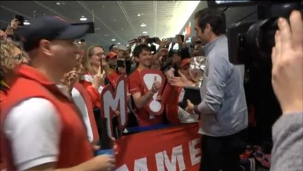 Multitud de personas reciben a Roger Federer en el aeropuerto de Zúrich