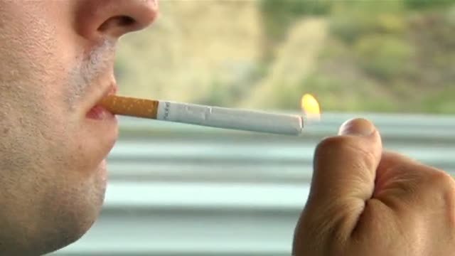 Los médicos piden que se prohíba fumar en el coche