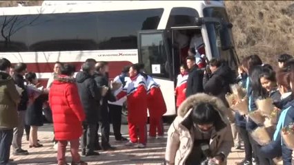 Las jugadoras de hockey norcoreanas llegan a Corea del Sur para diputar los Juegos Olímpicos de invierno