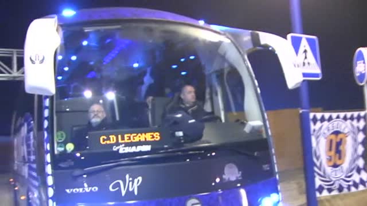 Aficionados del CD Leganés reciben por todo lo alto al equipo tras eliminar al Real Madrid