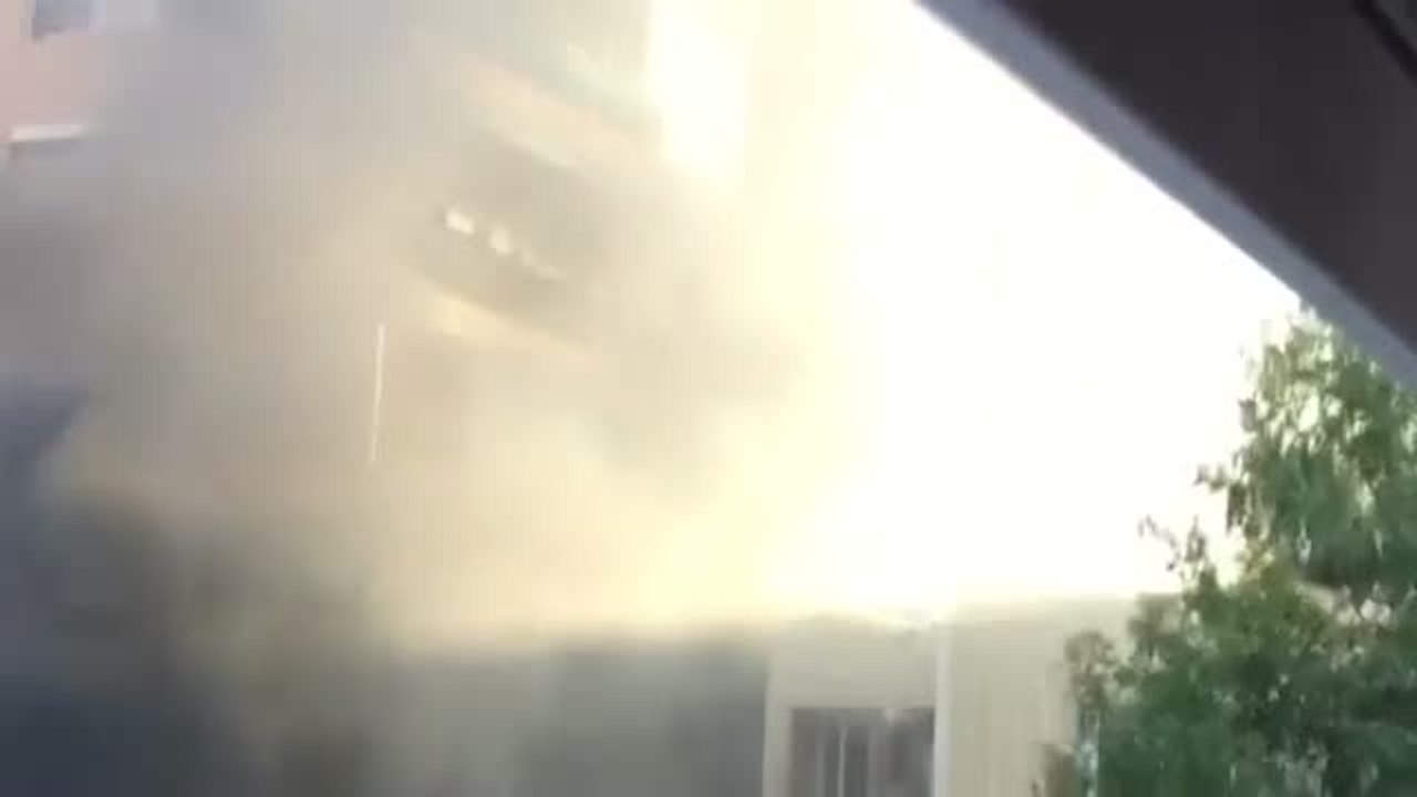 Vuelven los vecinos desalojados tras la explosión del edificio de Premiá de Mar