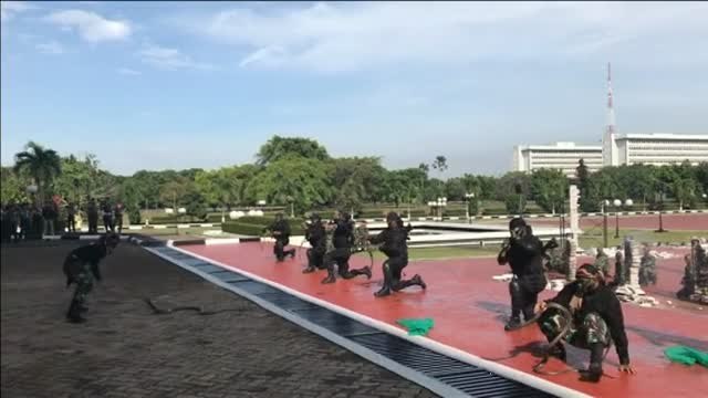 Serpientes y artes marciales en la exhibición militar indonesia al secretario de defensa estadounidense