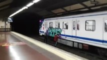 Un conductor del metro de Madrid rocía a dos grafiteros con un extintor