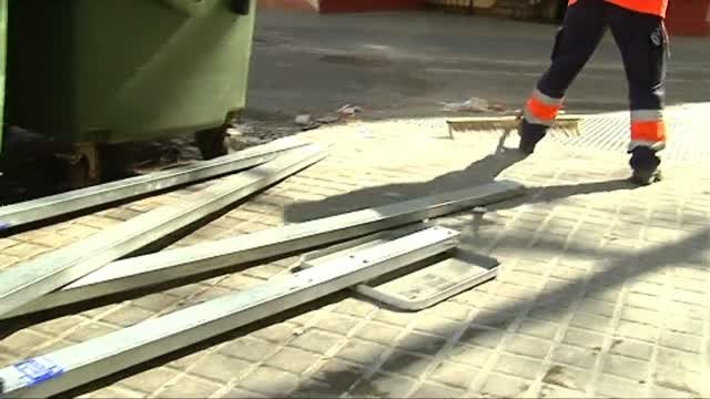 Palma etiqueta el mobiliario urbano para concienciar a los ciudadanos del gasto por vandalismo