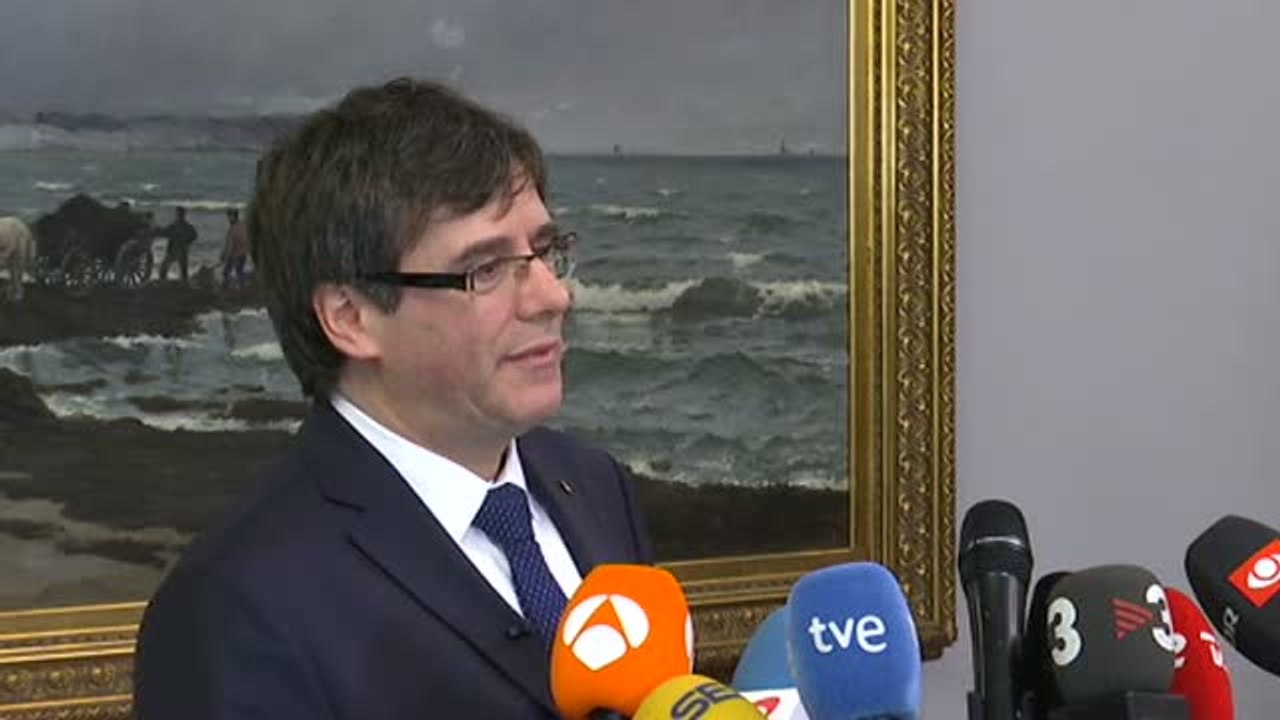 Carles Puigdemont pide volver "sin riesgos" y retira la petición del voto delegado
