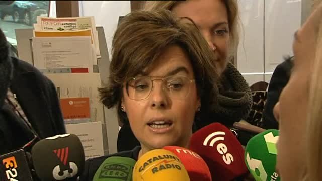 Sáenz de Santamaría pide a Puigdemont que deje de dar espectáculos