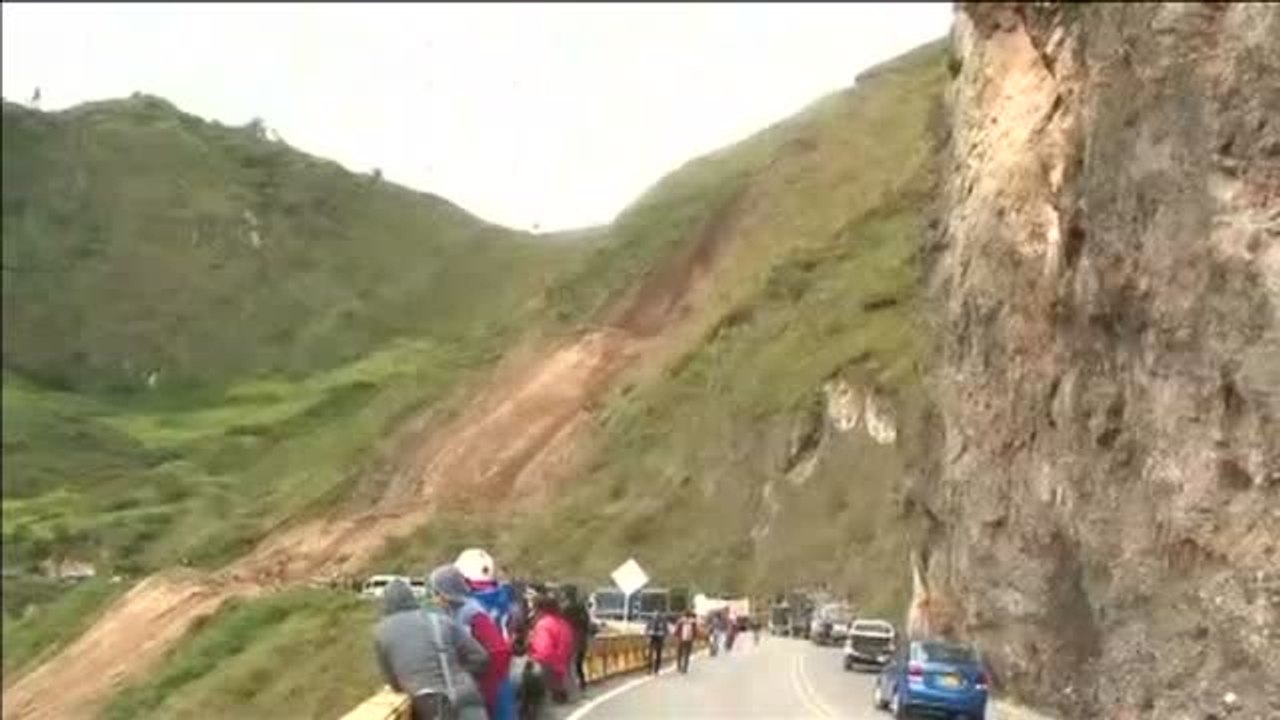Trece muertos, entre ellos, un recién nacido, tras quedar sepultado bajo tierra el autocar en el que viajaban en Colombia