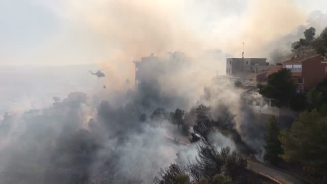 Controlado un aparatoso incendio en Cullera (Valencia)