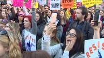 Cientos de mujeres se reúnen en Madrid para protestar por las políticas sexistas de Trump