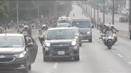 El 'papamóvil' sufre un pinchazo en plena autopista de camino a Lima