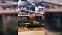 Çin'de sel suları araçları sürükledi