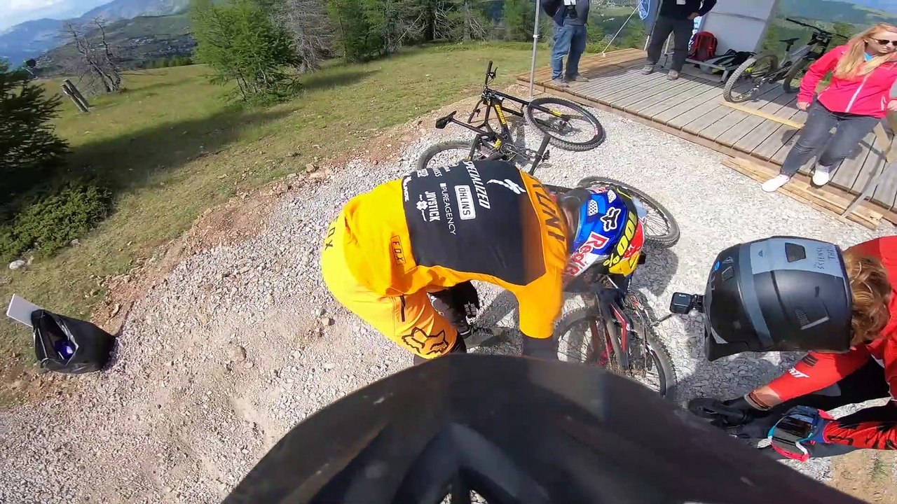 Dévalez la nouvelle piste de descente à VTT de Valberg avec Loïc Bruni comme si vous y étiez