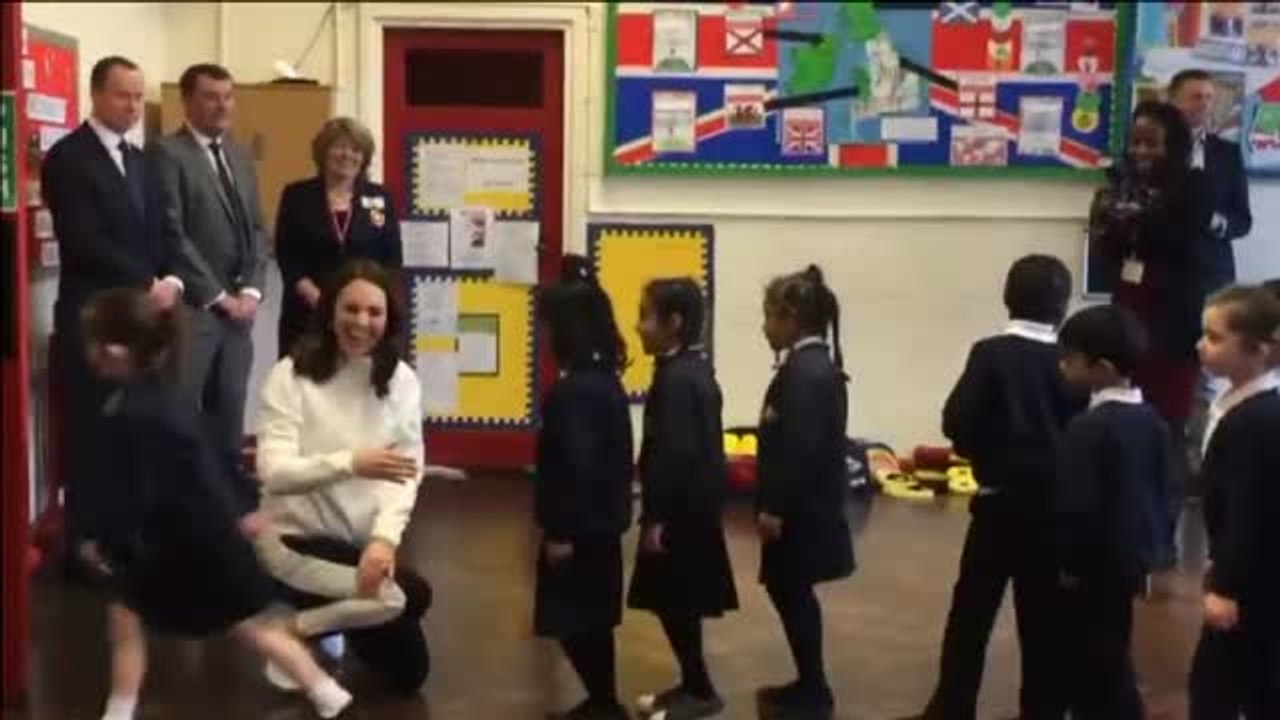 kate Middleton, simpática y cercana con unos colegiales en Londres
