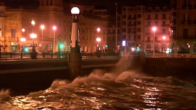 El fuerte oleaje toma la noche de San Sebastián