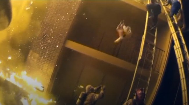 Espectacular rescate de una niña lanzada al vacío desde un piso en llamas