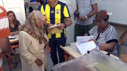 Yaşlı vatandaşlar da seçim için sandık başına gitti