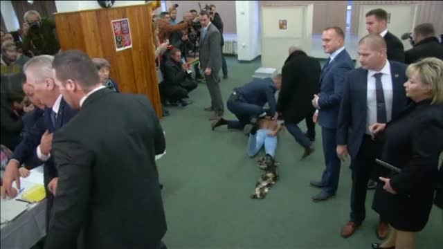 Una activista de FEMEN sorprende al presidente checo cuando iba a votar llamándole 'prostituta de Putin'