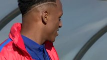 Yerri Mina ya posa como nuevo jugador del FC Barcelona