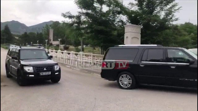 Report TV - Militantë të PD-së tentojnë ti bllokojnë rrugën, eskorta e Ramës kalon në Përmet