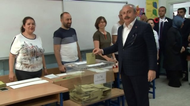 TBMM Başkanı Şentop oyunu Üsküdar'da kullandı