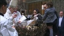 El papa Francisco bautiza a 34 niños en la Capilla Sixtina