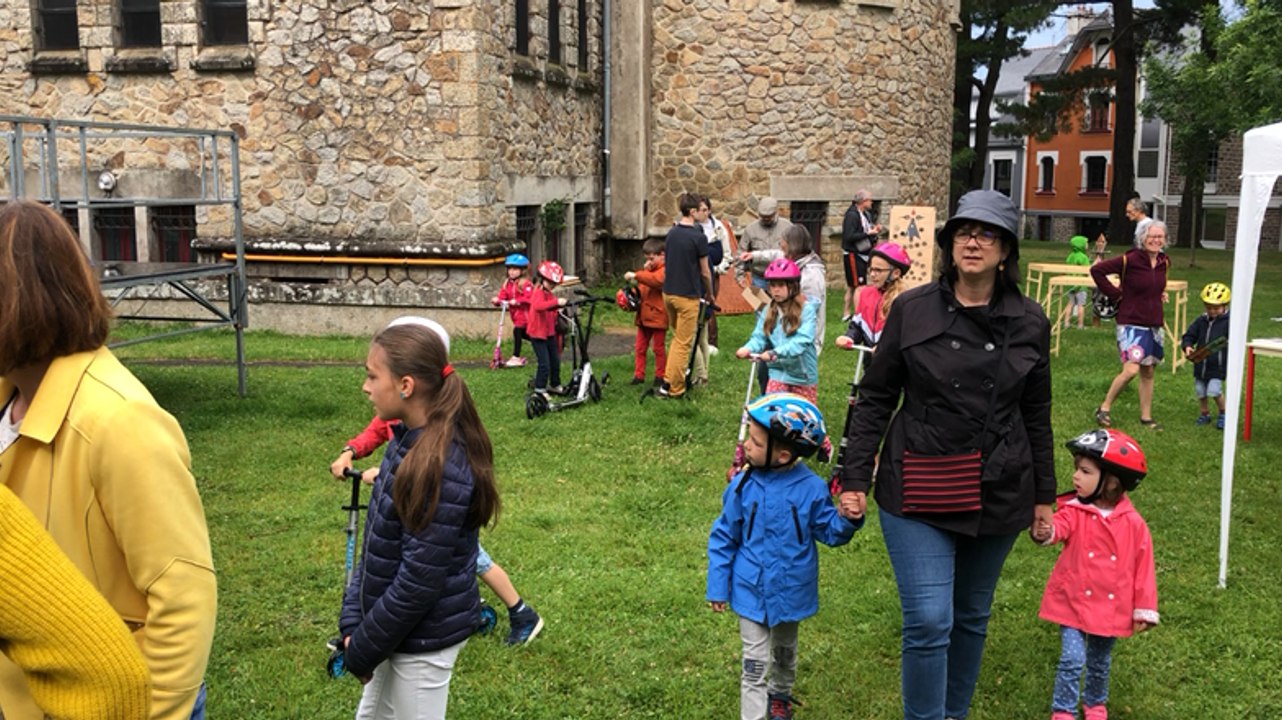 Humour et chute lors de la course de trottinettes