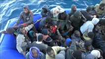 Rescatan in extremis a 140 migrantes a bordo de una patera que se hundía