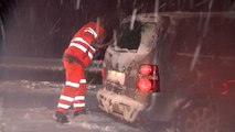 La nieve deja atrapados durante horas a cientos de vehículos en la A-6 y la AP-61
