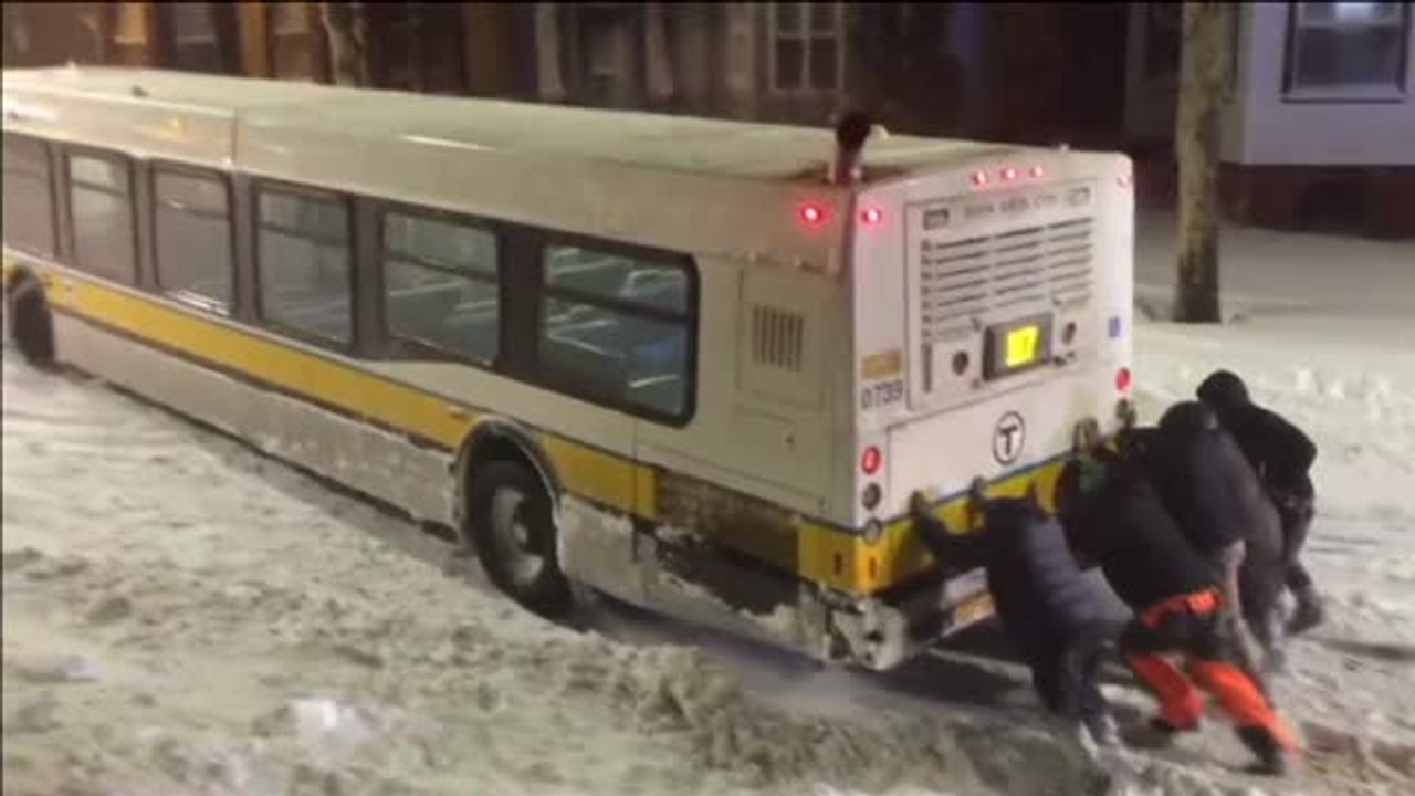 La 'superluna' y el 'ciclón bomba' sumen a Boston en un infierno de hielo, inundaciones y temperaturas gélidas