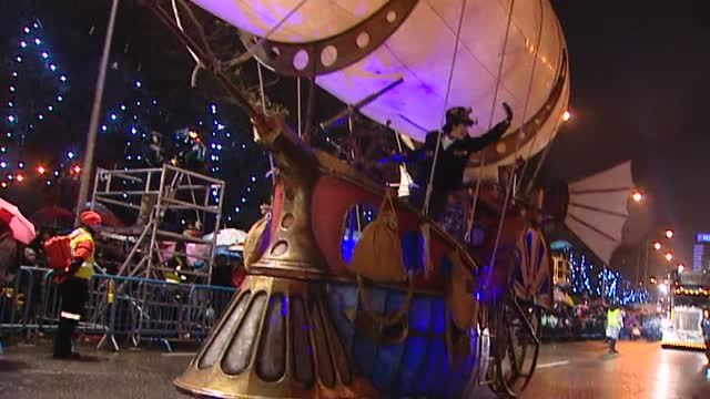 Los Reyes Magos traen ilusión y lluvia a la cabalgata de Madrid