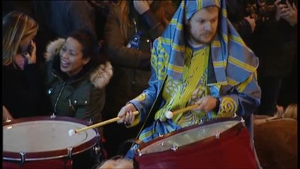 Los pajes de Alcoy suben a los balcones para entregar los regalos de Reyes