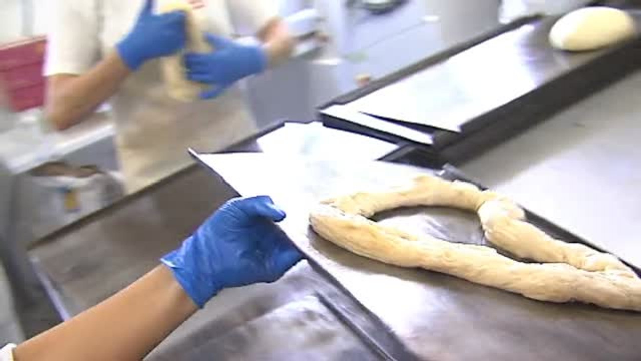 Una empresa alicantina prepara roscones de reyes con juguetes eróticos