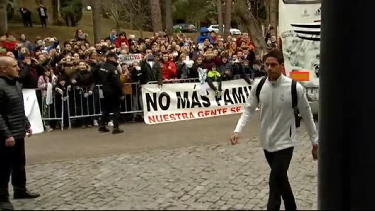 El Real Madrid, recibido por cientos de aficionados en su llegada a Soria